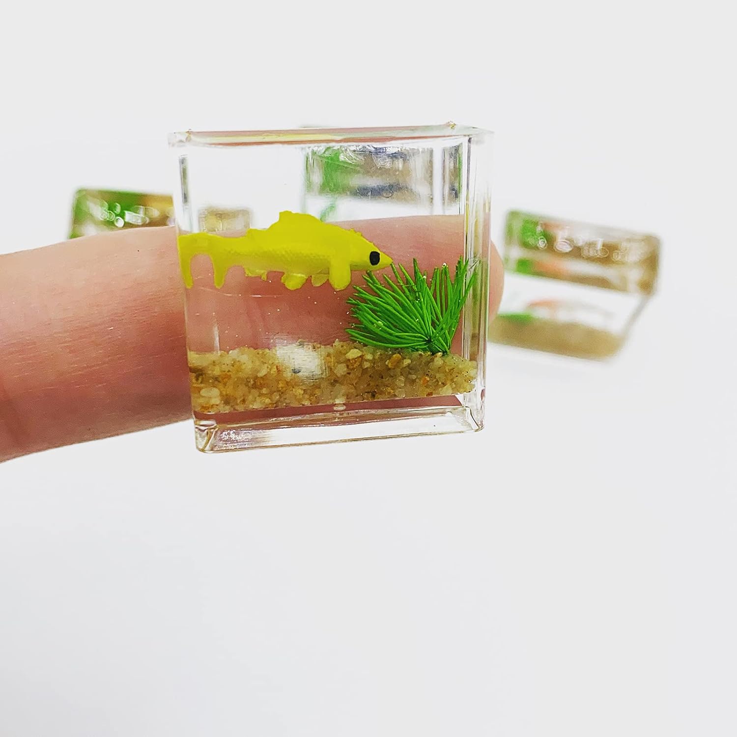 Dollhouse Fish Tank, 1:12 Scale Miniature Resin Accessories for Garden Scene Decor Random Color Round